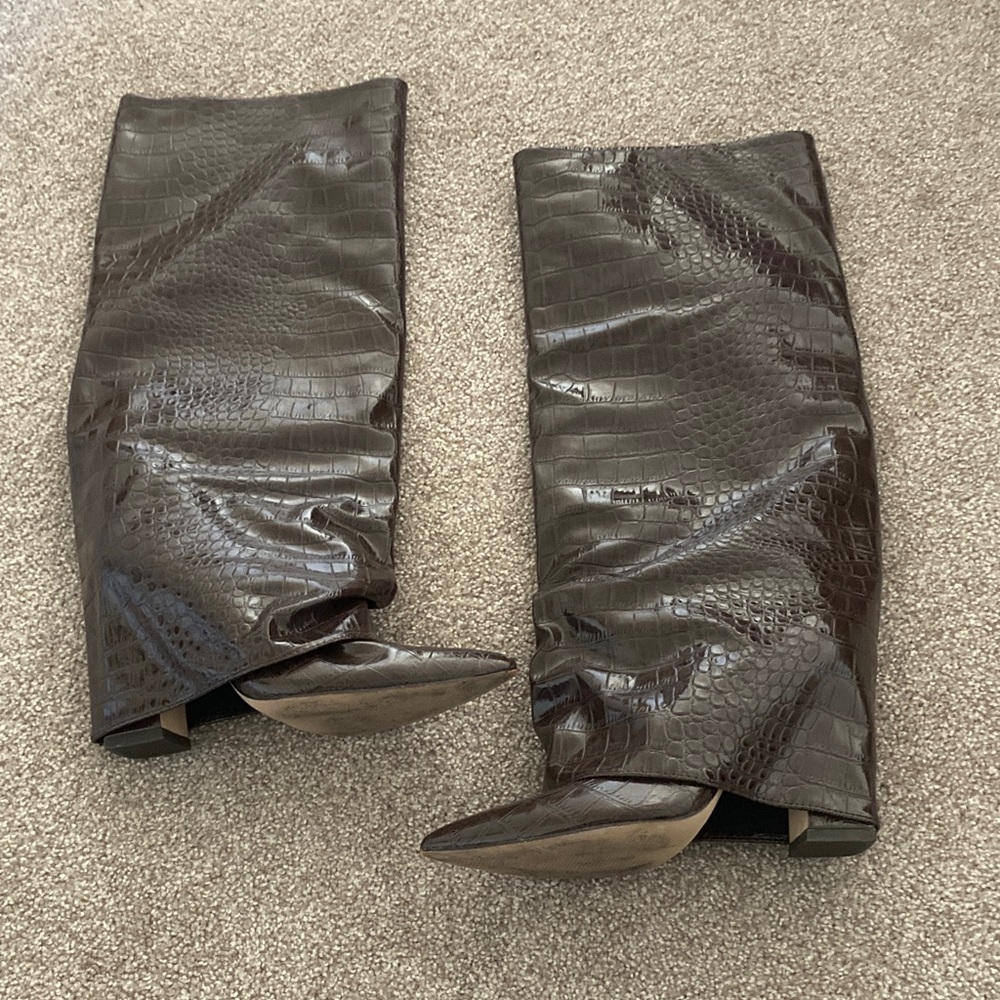 Stuntin Brown Croc-Embossed Women's Boots
